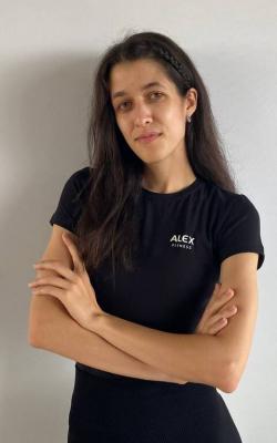 Инструктор групповых программ Комкова  Милана