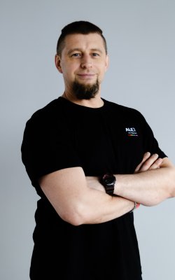 Инструктор тренажерного зала Алексей Карелин